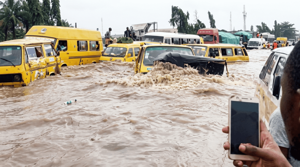 Lagos Floods: Motorists, Commuters Stranded as Major Roads Go Under 2 Lagos Floods: Motorists, Commuters Stranded as Major Roads Go Under