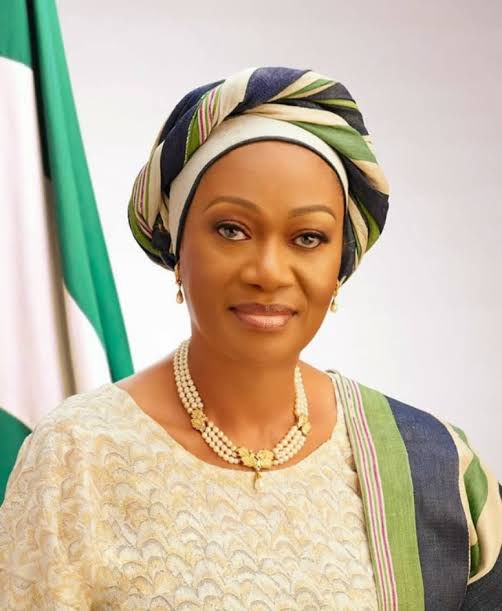 "Iya Alakara", our first lady's nickname given by Mr President . 5 1000344857